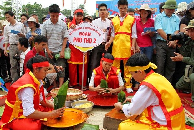 ງານບູນຫໍ່ເຂົ້າຕົ້ມ ແລະ ຕຳເຂົ້າໜົມໄຢ່ຖະຫວາຍ ບັນດາເຈົ້າຊີວິດຮຸ່ງ - ảnh 1